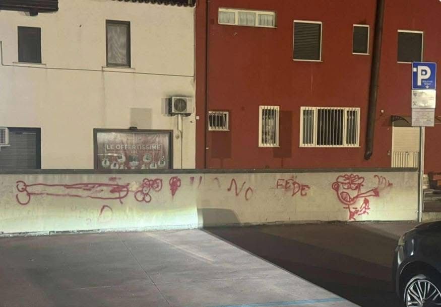 A Grottaminarda il cuore della città imbrattato da scritte e disegni: rabbia e domande sulla sicurezza