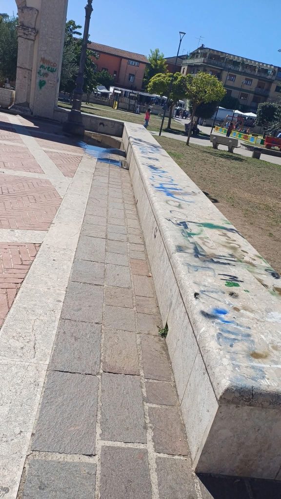 A Grottaminarda il cuore della città imbrattato da scritte e disegni: rabbia e domande sulla sicurezza