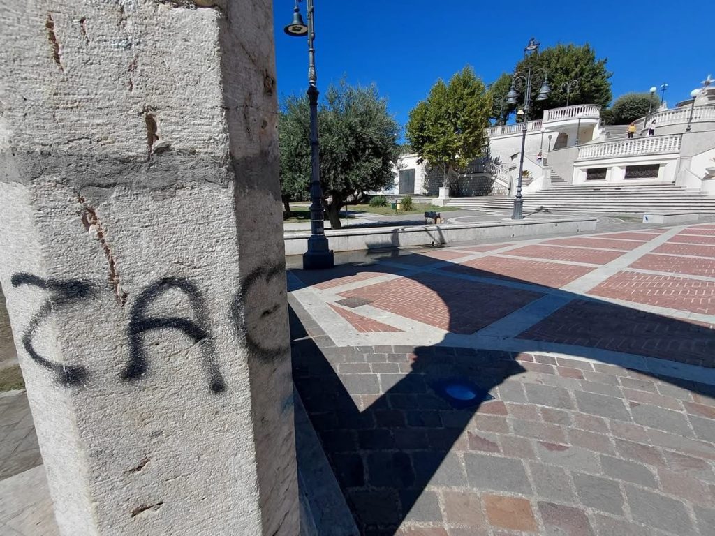 A Grottaminarda il cuore della città imbrattato da scritte e disegni: rabbia e domande sulla sicurezza