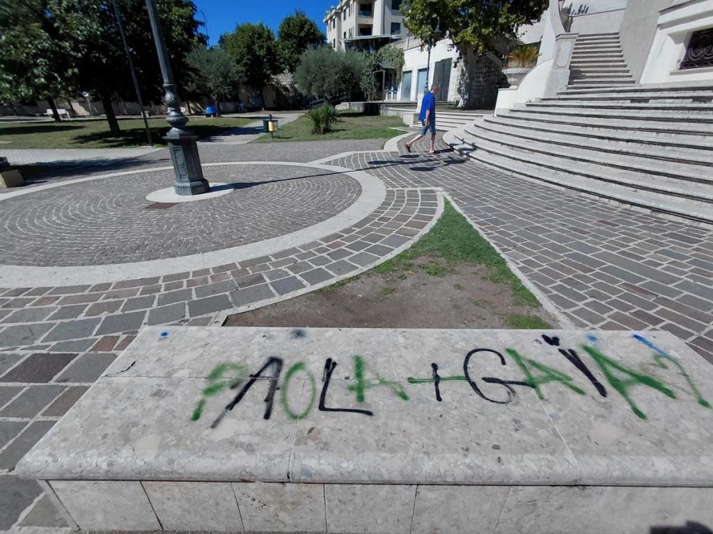 A Grottaminarda il cuore della città imbrattato da scritte e disegni: rabbia e domande sulla sicurezza