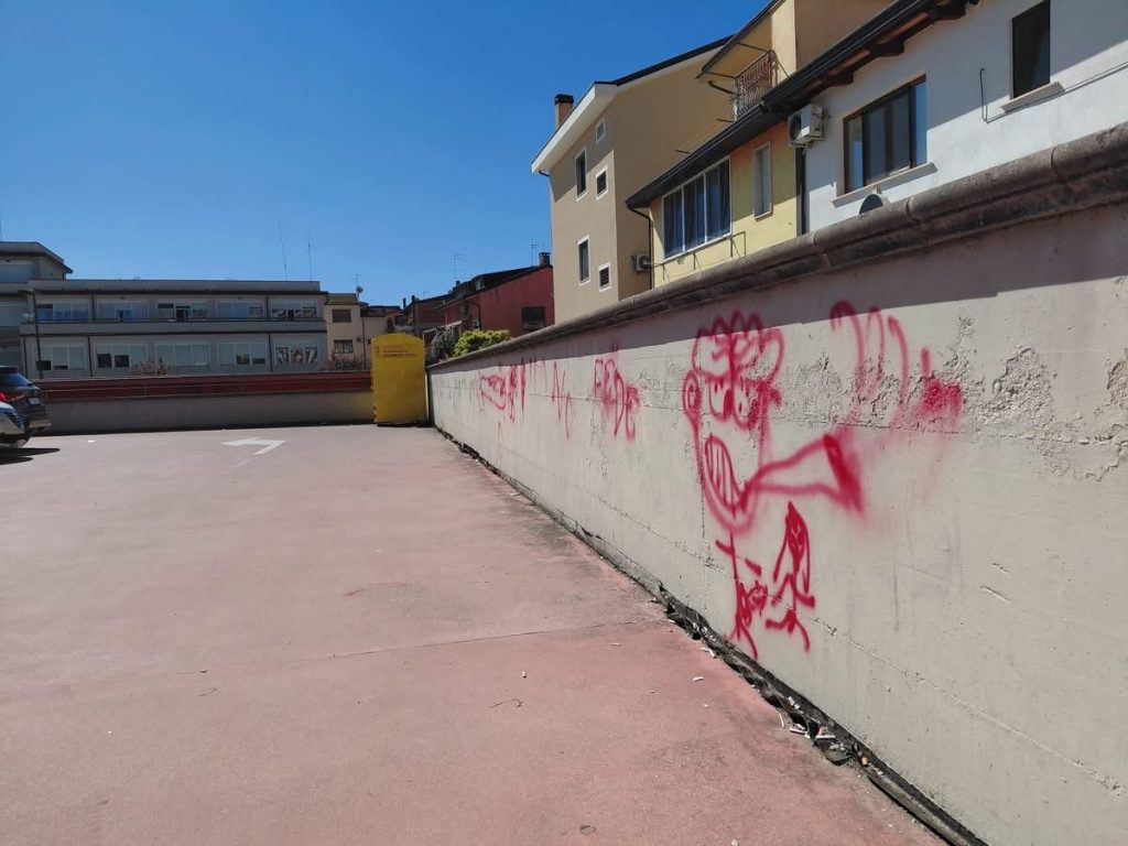 A Grottaminarda il cuore della città imbrattato da scritte e disegni: rabbia e domande sulla sicurezza