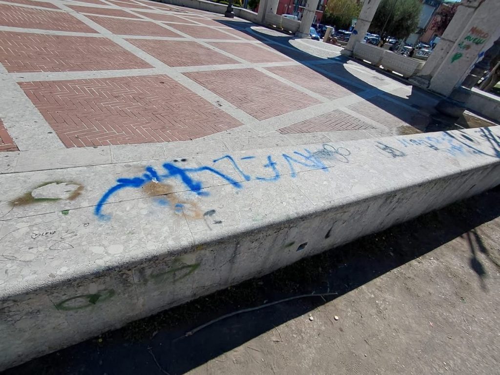 A Grottaminarda il cuore della città imbrattato da scritte e disegni: rabbia e domande sulla sicurezza