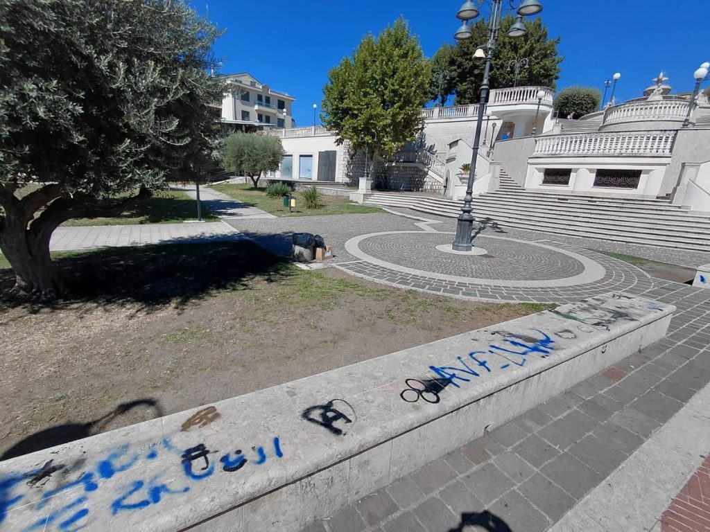 A Grottaminarda il cuore della città imbrattato da scritte e disegni: rabbia e domande sulla sicurezza