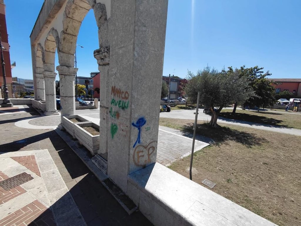 A Grottaminarda il cuore della città imbrattato da scritte e disegni: rabbia e domande sulla sicurezza
