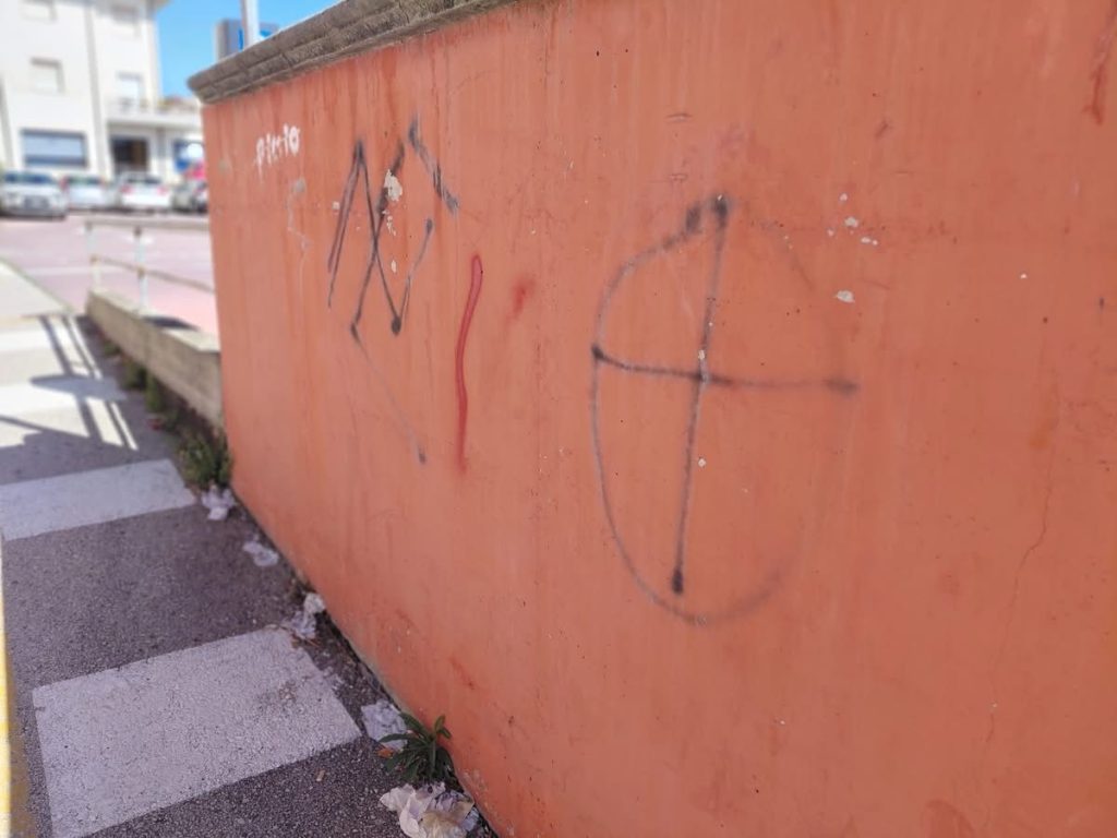 A Grottaminarda il cuore della città imbrattato da scritte e disegni: rabbia e domande sulla sicurezza