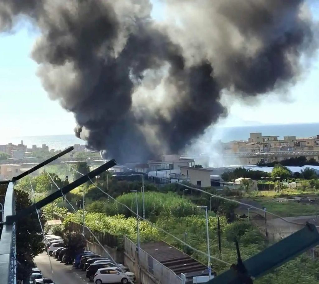 Castellammare di Stabia, incendio blocca la Statale Sorrentina: chiuso il viadotto San Marco