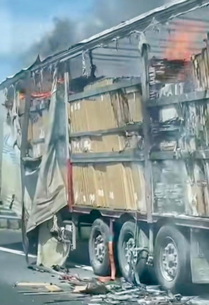 Camion in fiamme sulla Pomigliano–Villa Literno: traffico in tilt verso Napoli