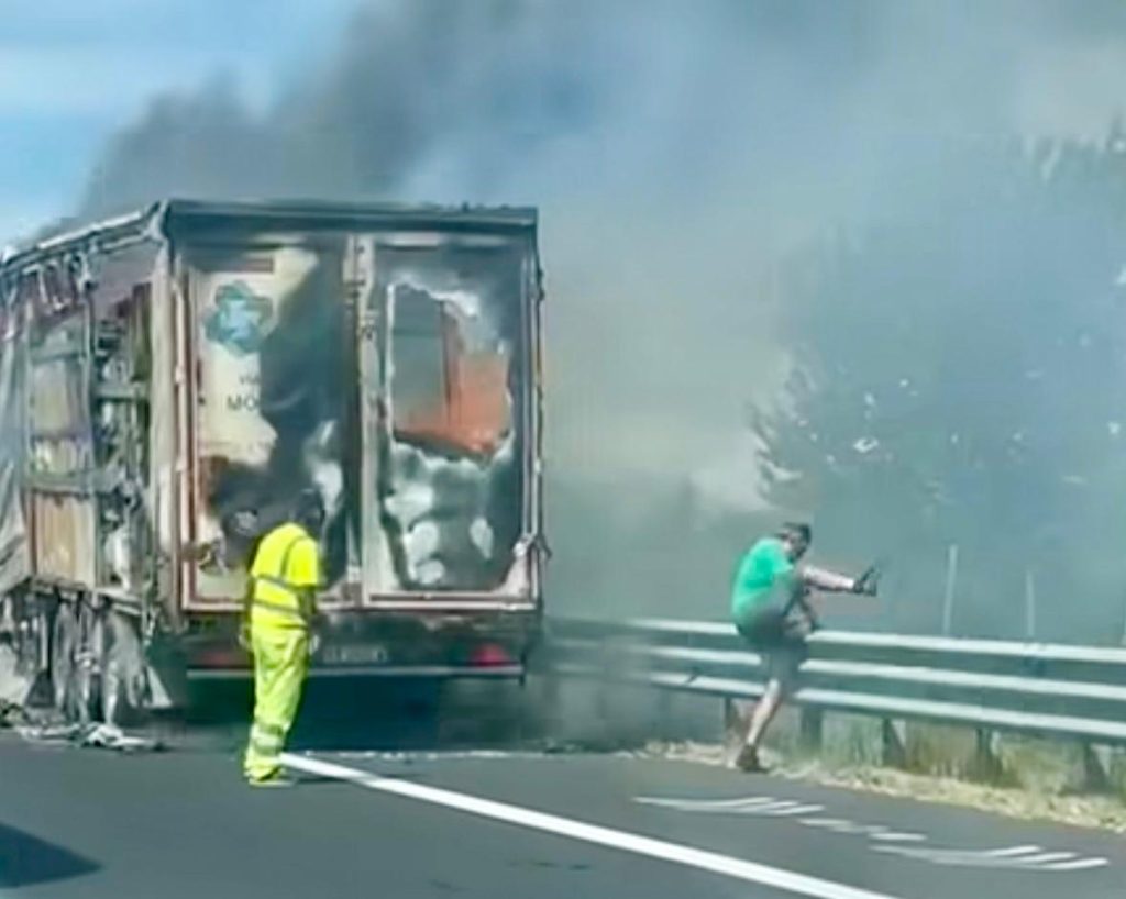 Camion in fiamme sulla Pomigliano–Villa Literno: traffico in tilt verso Napoli