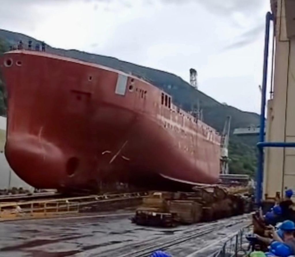 Castellammare, varo sotto la pioggia per la nuova unità francese Émile Bertin