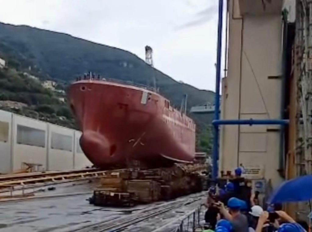 Castellammare, varo sotto la pioggia per la nuova unità francese Émile Bertin