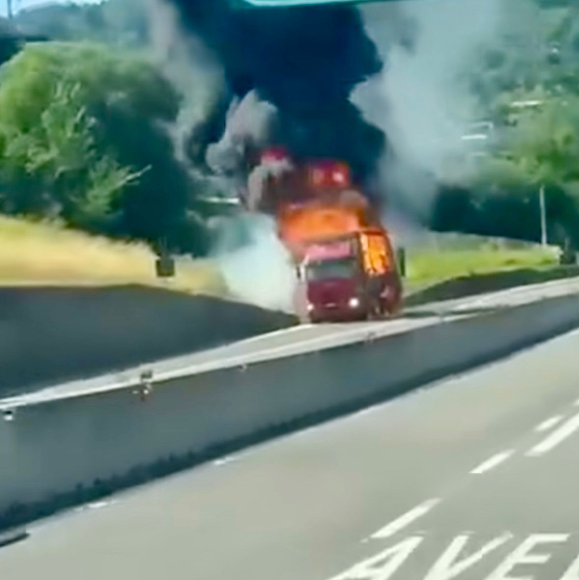 Paura in A16: camion prende fuoco all’altezza di Avellino Est