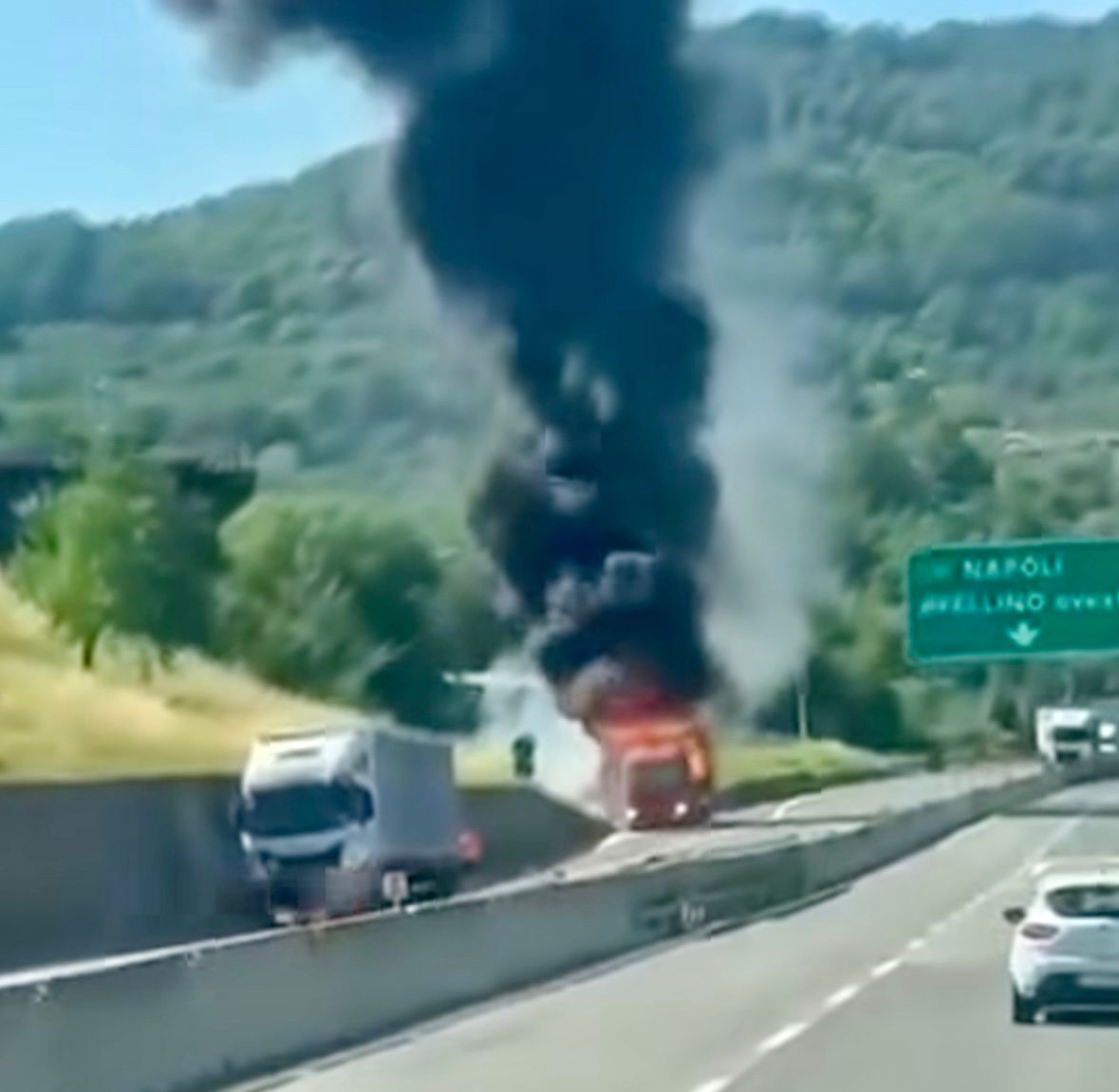 Paura in A16: camion prende fuoco all’altezza di Avellino Est