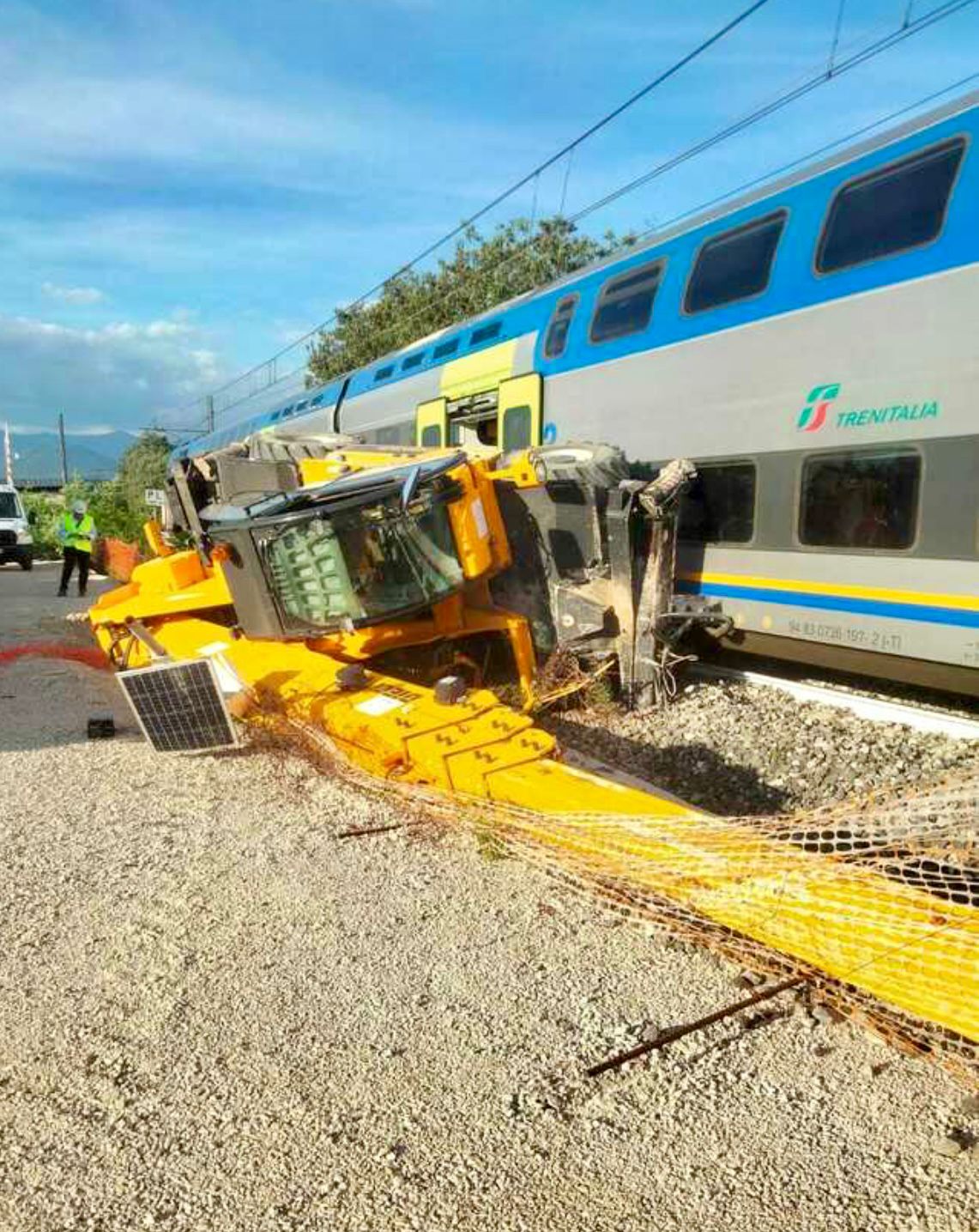 Una gru crolla sui binari, treno regionale deraglia nel Sannio: nessun ferito ma linea bloccata