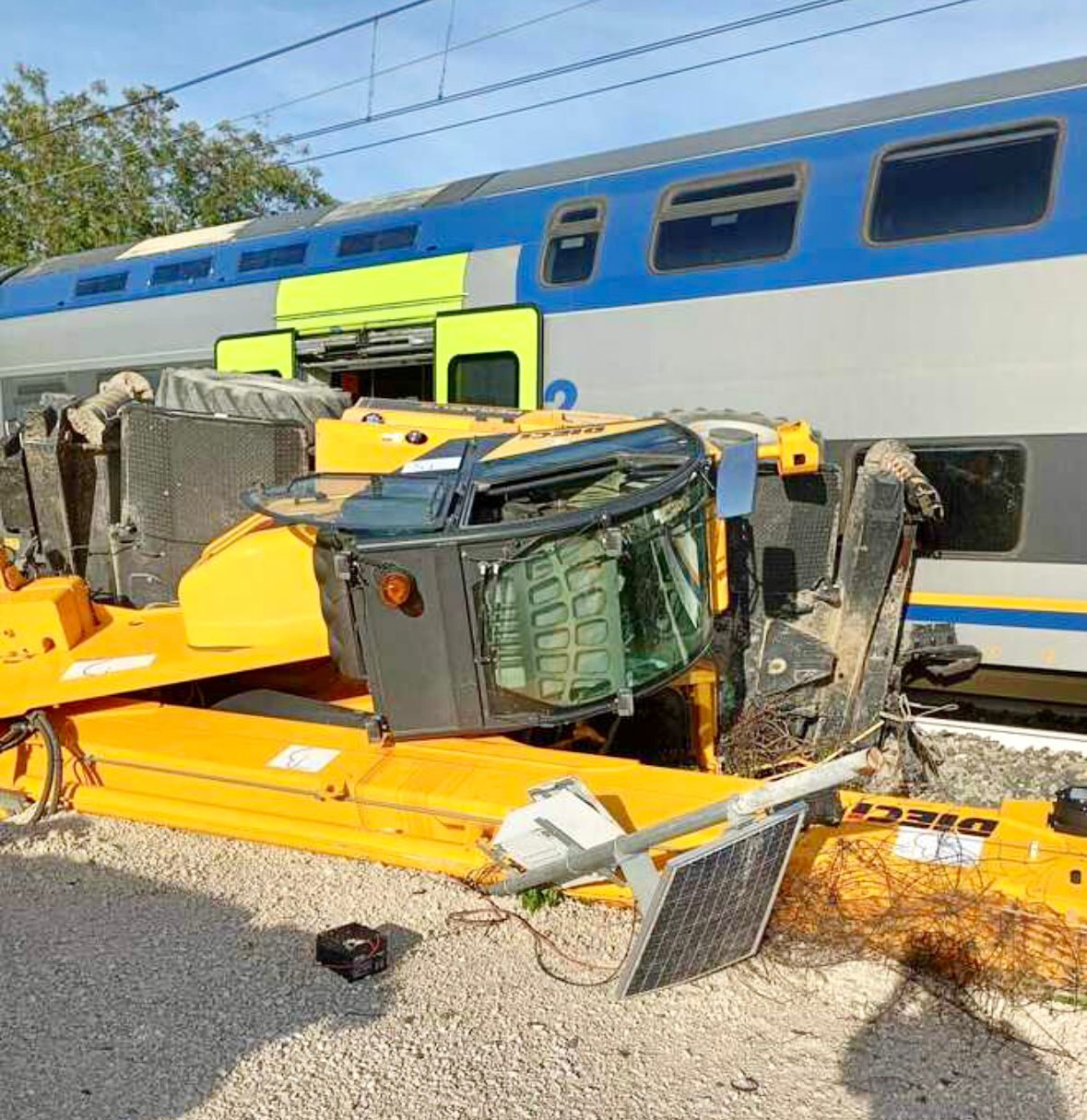 Una gru crolla sui binari, treno regionale deraglia nel Sannio: nessun ferito ma linea bloccata