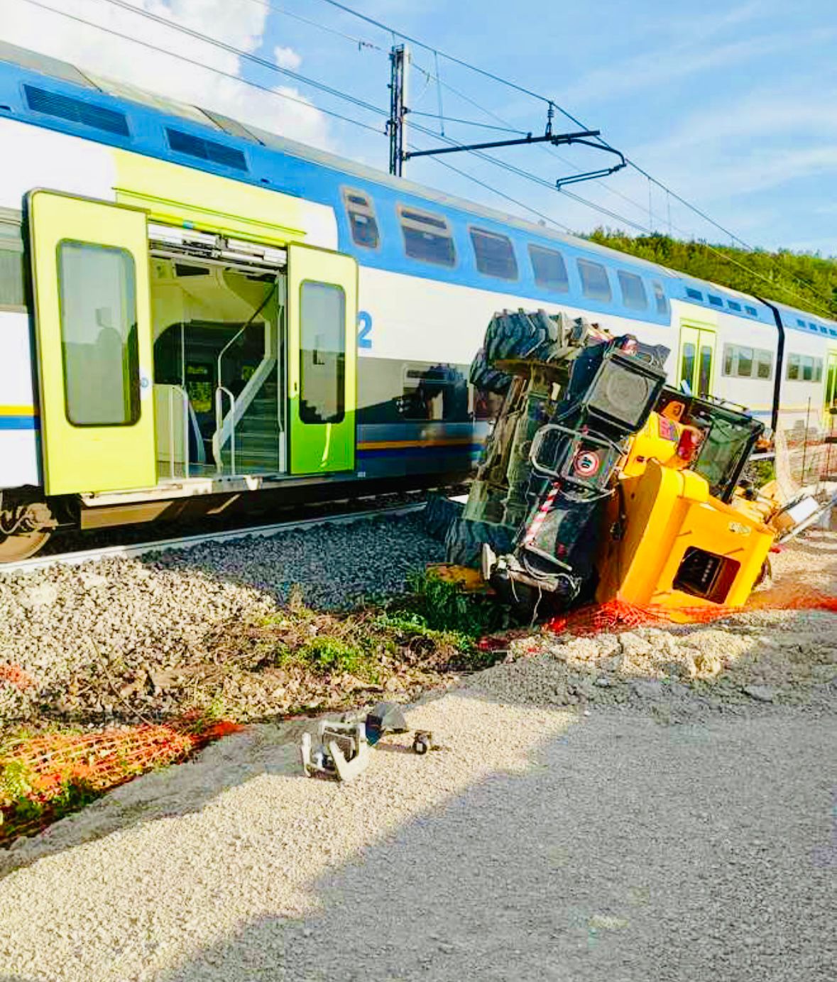 Una gru crolla sui binari, treno regionale deraglia nel Sannio: nessun ferito ma linea bloccata