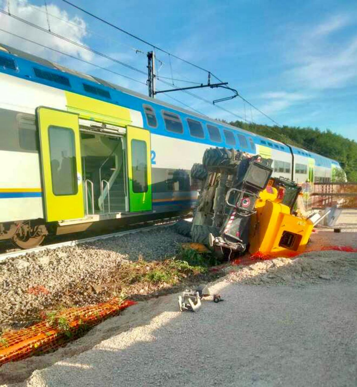 Una gru crolla sui binari, treno regionale deraglia nel Sannio: nessun ferito ma linea bloccata