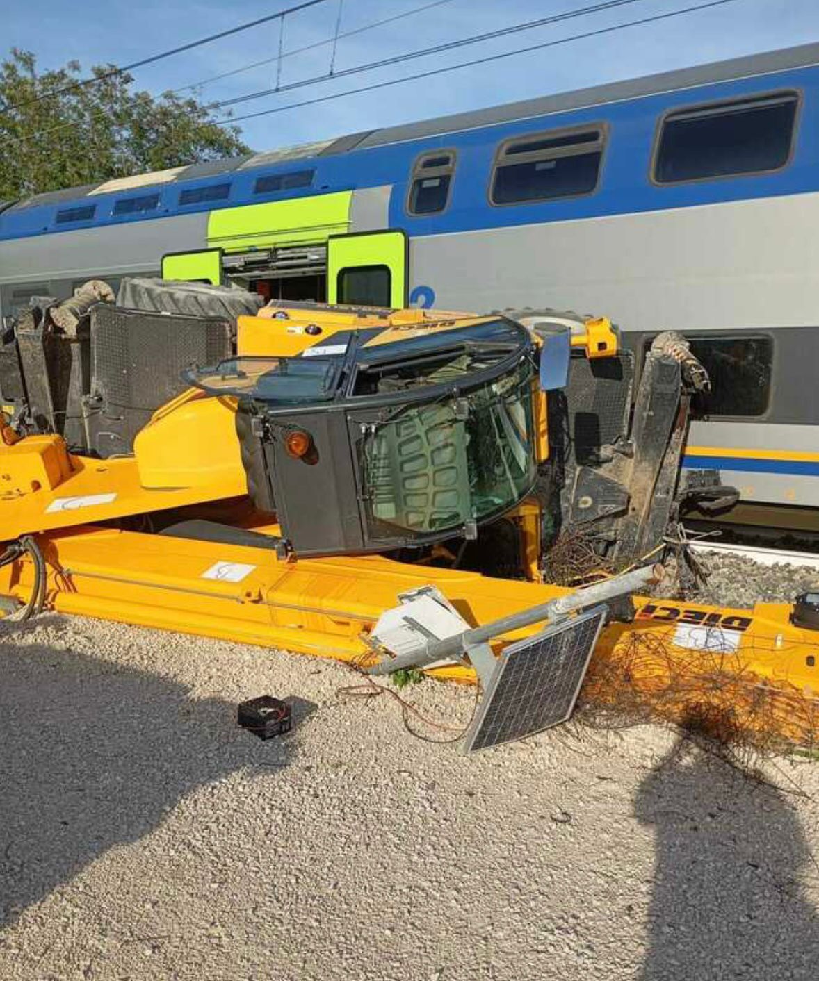 Una gru crolla sui binari, treno regionale deraglia nel Sannio: nessun ferito ma linea bloccata
