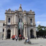 Pompei, camion dei Vigili del Fuoco sfonda la fontana in piazza Bartolo Longo