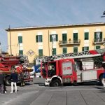 Pompei, camion dei Vigili del Fuoco sfonda la fontana in piazza Bartolo Longo