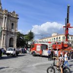 Pompei, camion dei Vigili del Fuoco sfonda la fontana in piazza Bartolo Longo
