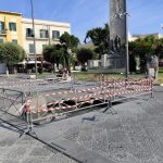Pompei, camion dei Vigili del Fuoco sfonda la fontana in piazza Bartolo Longo