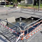 Pompei, camion dei Vigili del Fuoco sfonda la fontana in piazza Bartolo Longo