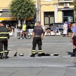 Pompei, camion dei Vigili del Fuoco sfonda la fontana in piazza Bartolo Longo