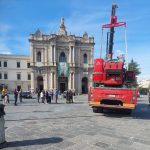 Pompei, camion dei Vigili del Fuoco sfonda la fontana in piazza Bartolo Longo
