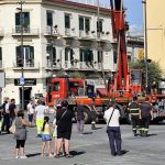 Pompei, camion dei Vigili del Fuoco sfonda la fontana in piazza Bartolo Longo