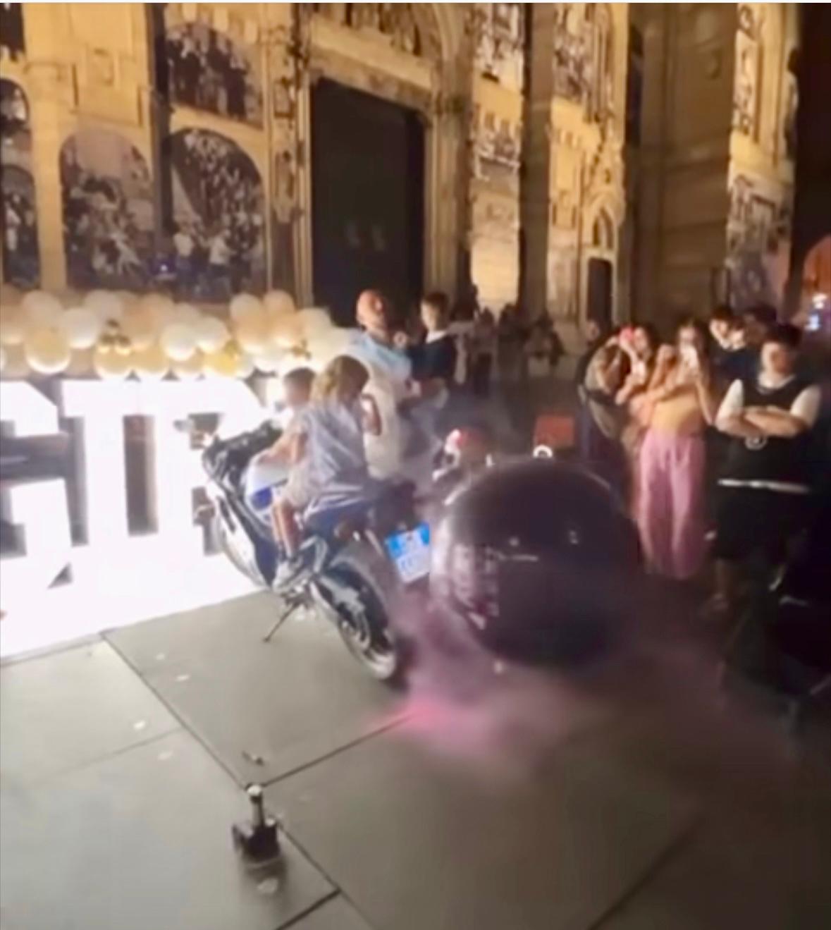 Napoli, baby shower con fumogeni davanti al Duomo: la denuncia di Francesco Emilio Borrelli