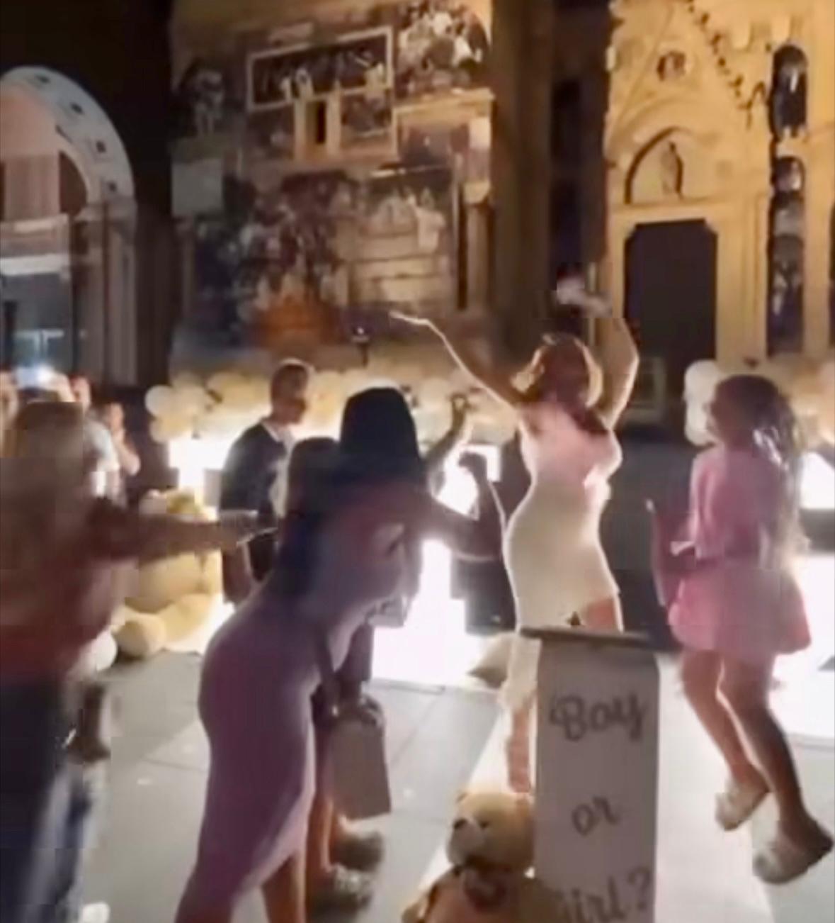 Napoli, baby shower con fumogeni davanti al Duomo: la denuncia di Francesco Emilio Borrelli