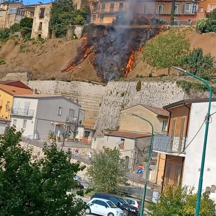 Ariano Irpino, un incendio durante i lavori: paura a rione Sambuco