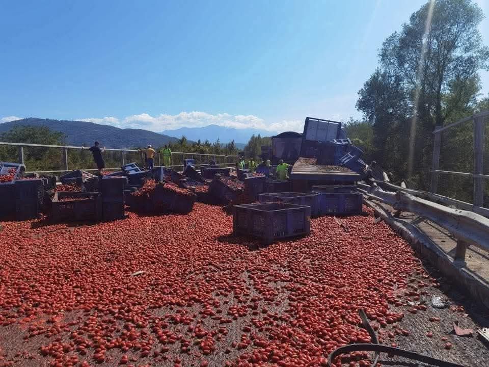 Tir perde il carico di pomodori sulla Fondovalle Sele: strada invasa e traffico rallentato