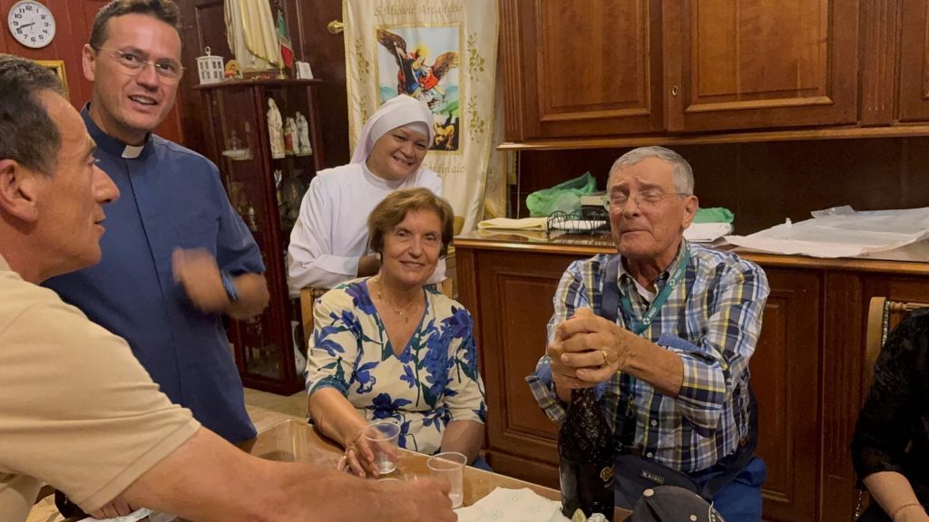 Auguri ai coniugi Matteo Vasta e Concetta Sibilia: un gesto di gratitudine al Santuario di Santa Filomena.(foto e video)