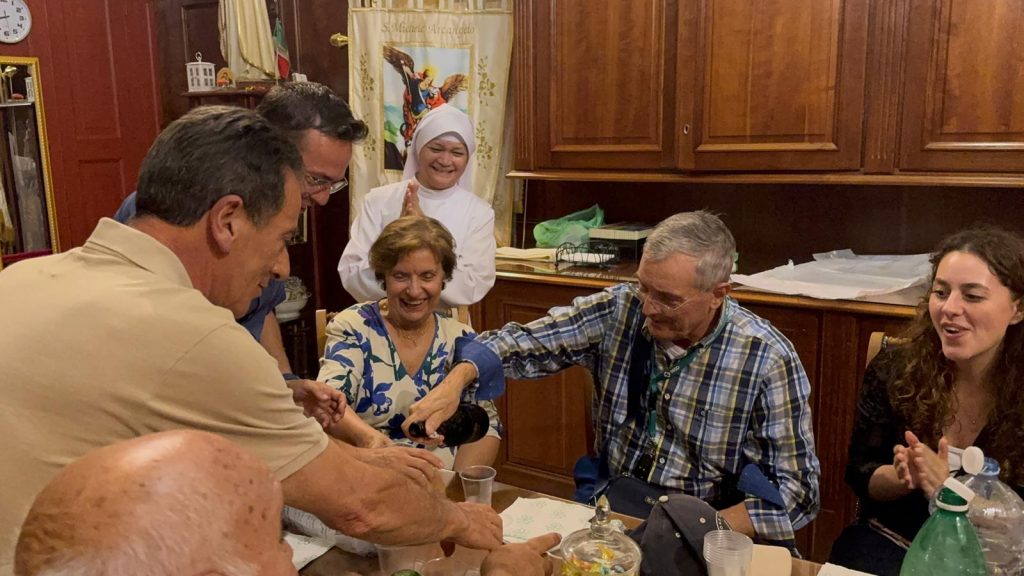 Auguri ai coniugi Matteo Vasta e Concetta Sibilia: un gesto di gratitudine al Santuario di Santa Filomena.(foto e video)