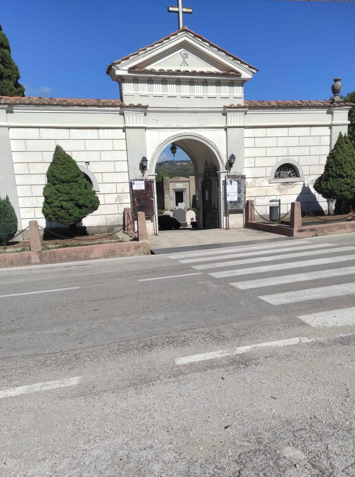 Montoro, al cimitero di Aterrana vietati portafiori e lumini: “Per il decoro