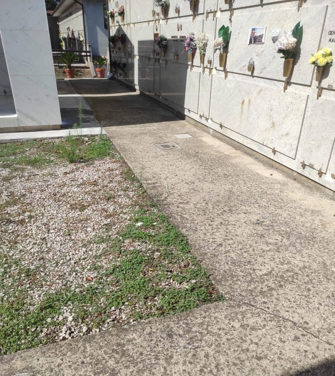 Montoro, al cimitero di Aterrana vietati portafiori e lumini: “Per il decoro