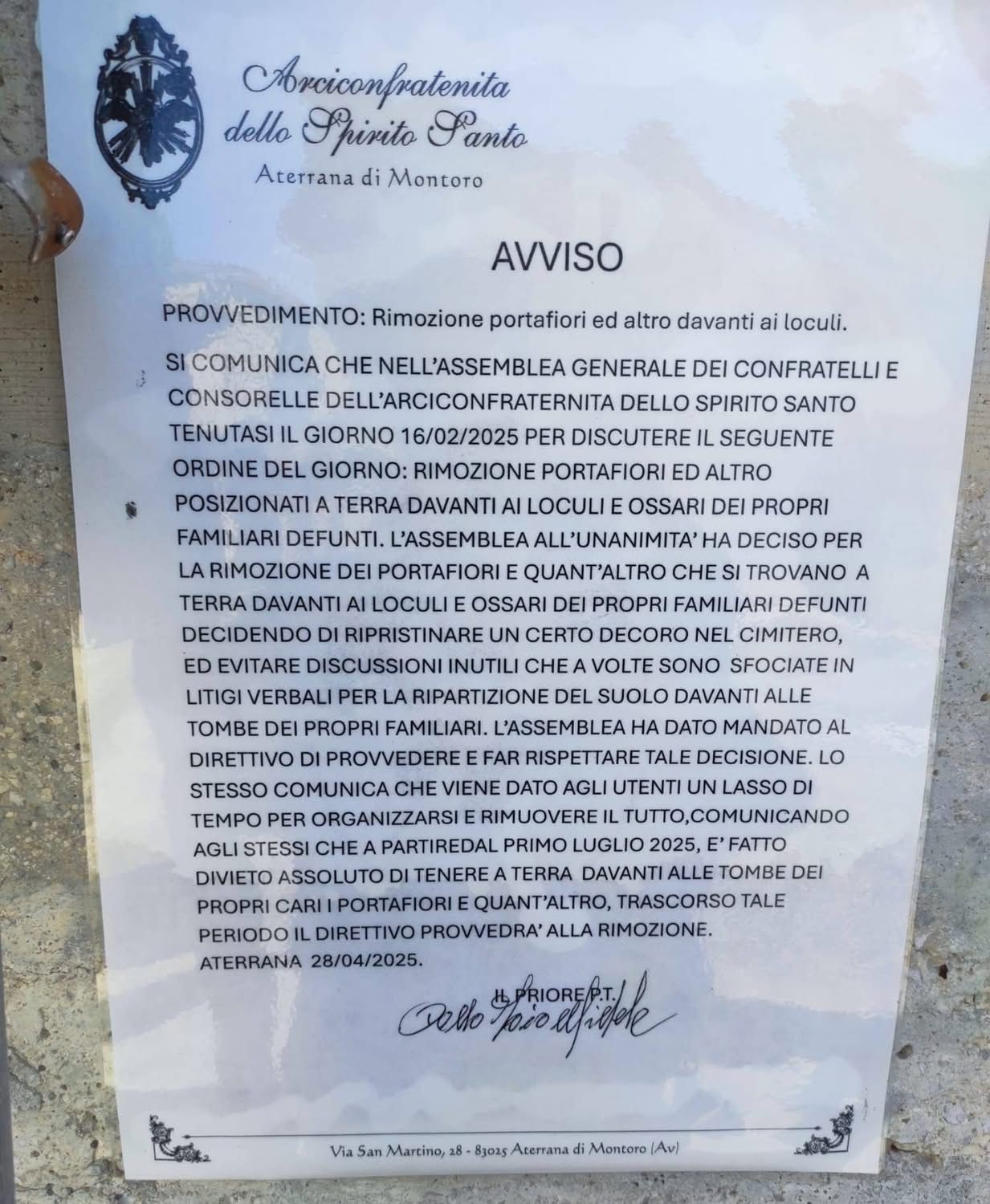 Montoro, al cimitero di Aterrana vietati portafiori e lumini: “Per il decoro