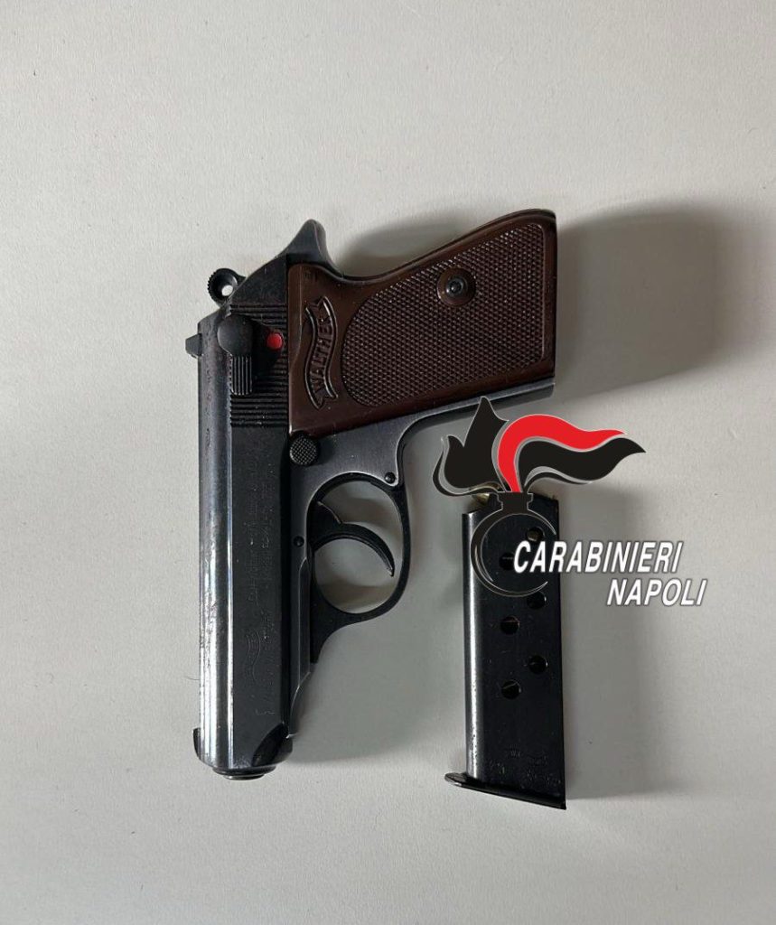 Pianura, pistola nascosta sotto l’auto: arrestato 27enne di Pozzuoli