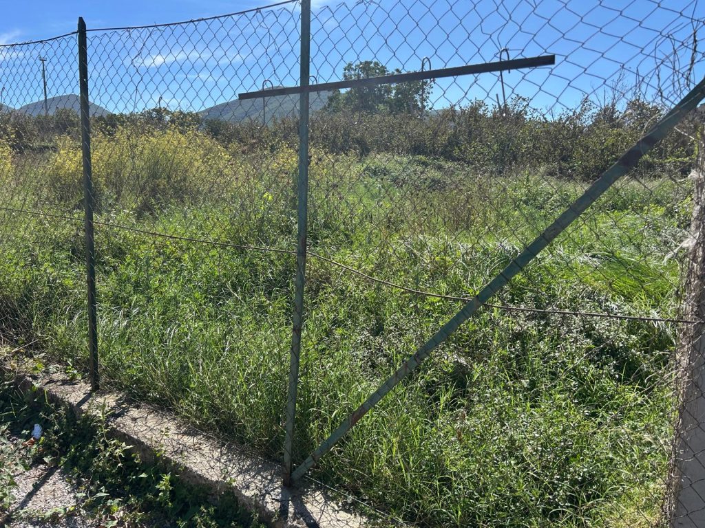 Baiano, degrado e incuria nel terreno destinato al nuovo presidio ASL: i cittadini lanciano l’allarme