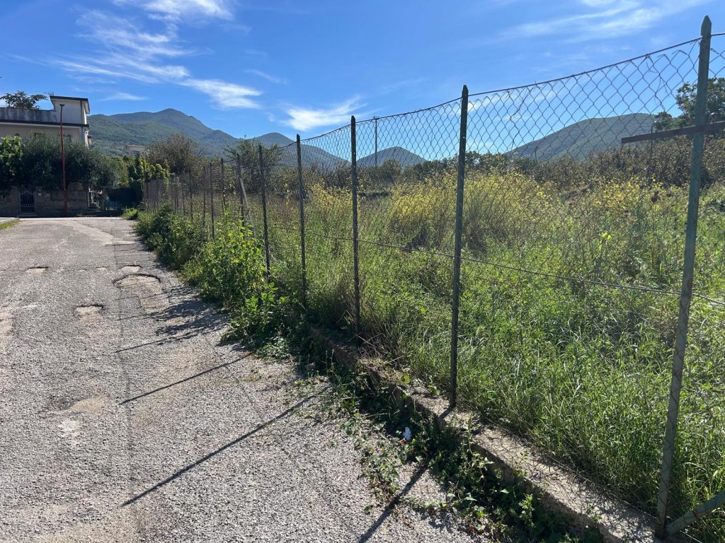 Baiano, degrado e incuria nel terreno destinato al nuovo presidio ASL: i cittadini lanciano l’allarme