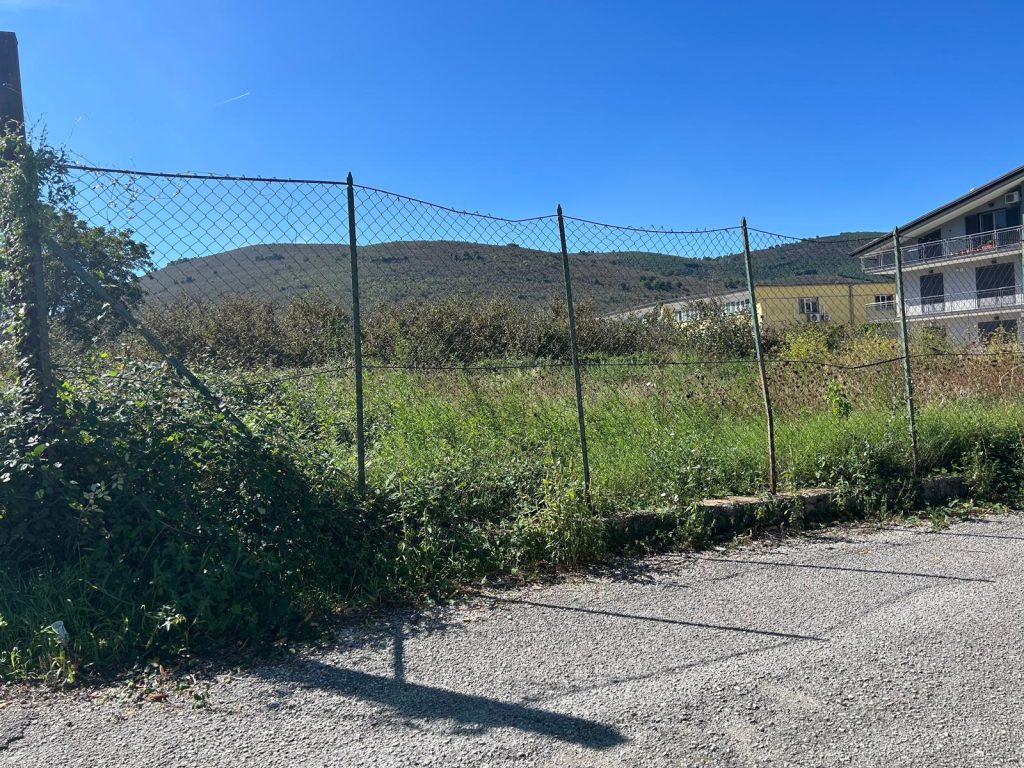 Baiano, degrado e incuria nel terreno destinato al nuovo presidio ASL: i cittadini lanciano l’allarme