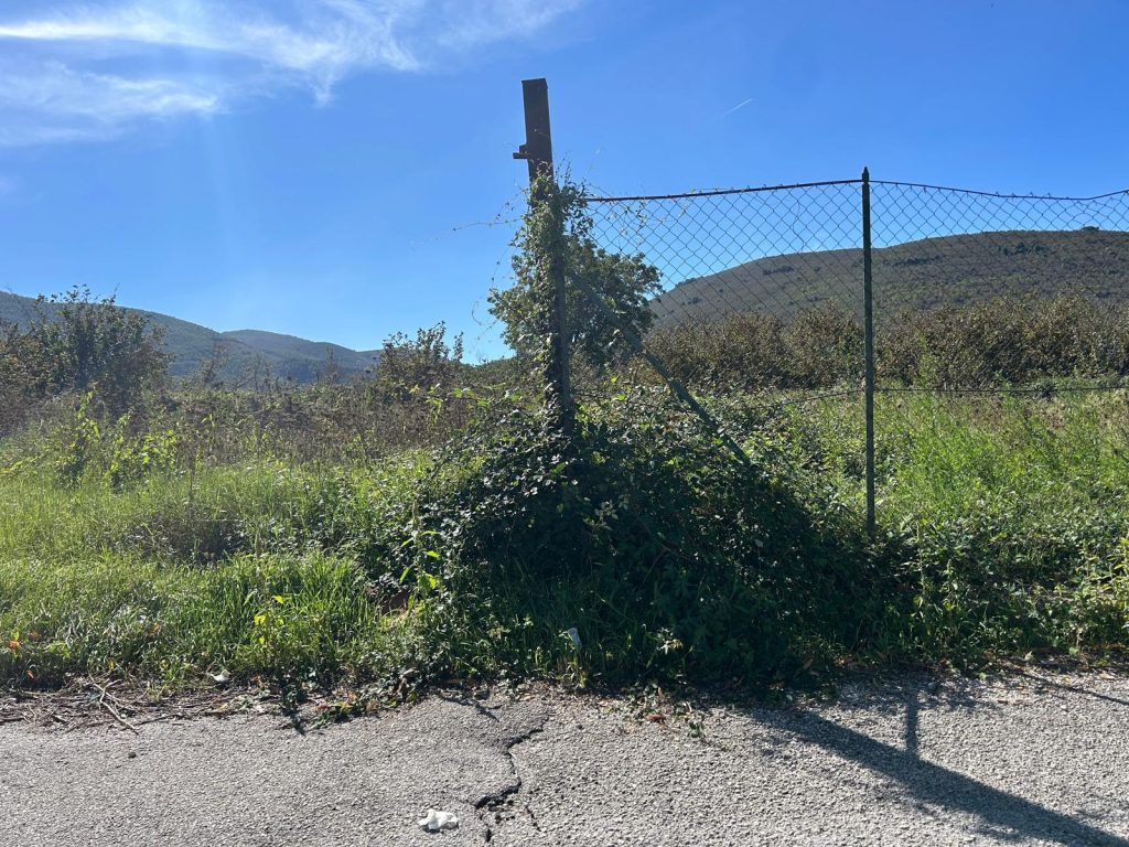 Baiano, degrado e incuria nel terreno destinato al nuovo presidio ASL: i cittadini lanciano l’allarme