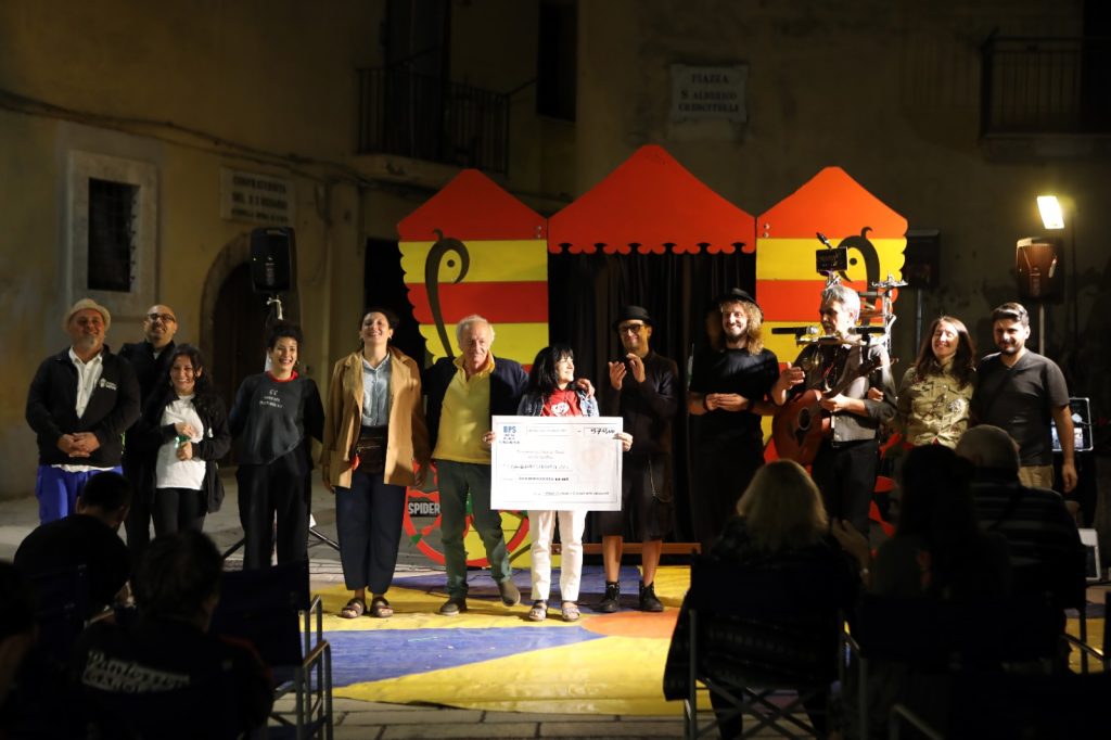 Solidarietà e cultura: il successo della raccolta fondi “Artisti di strada per BabbaAlRum”