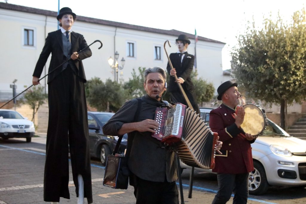Solidarietà e cultura: il successo della raccolta fondi “Artisti di strada per BabbaAlRum”