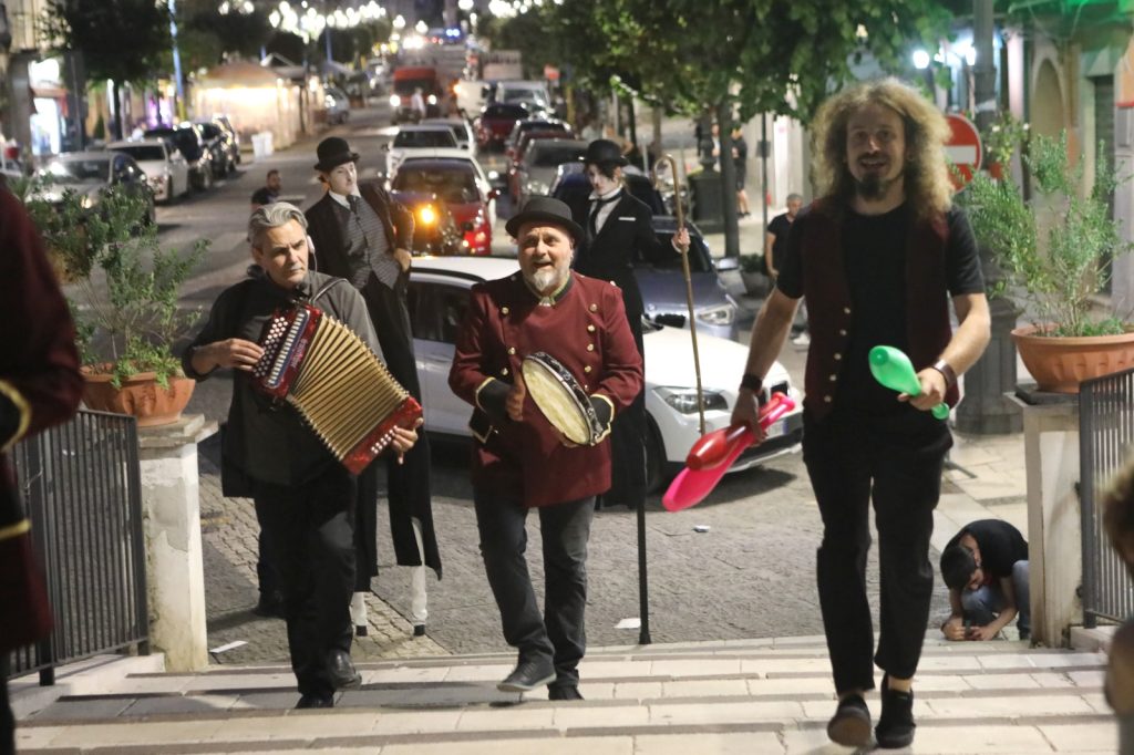 Solidarietà e cultura: il successo della raccolta fondi “Artisti di strada per BabbaAlRum”