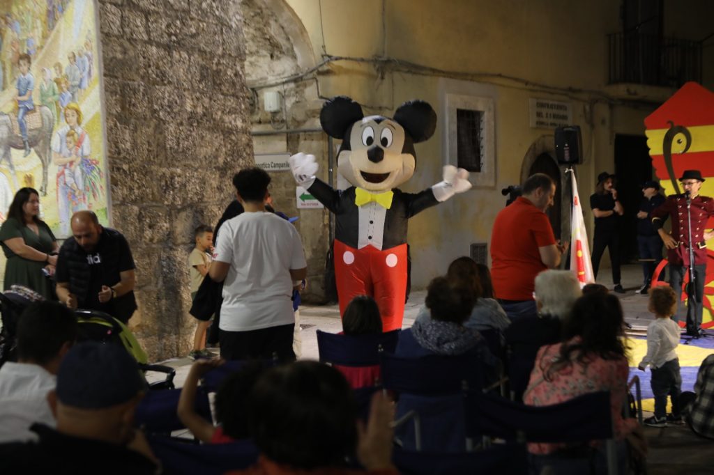 Solidarietà e cultura: il successo della raccolta fondi “Artisti di strada per BabbaAlRum”