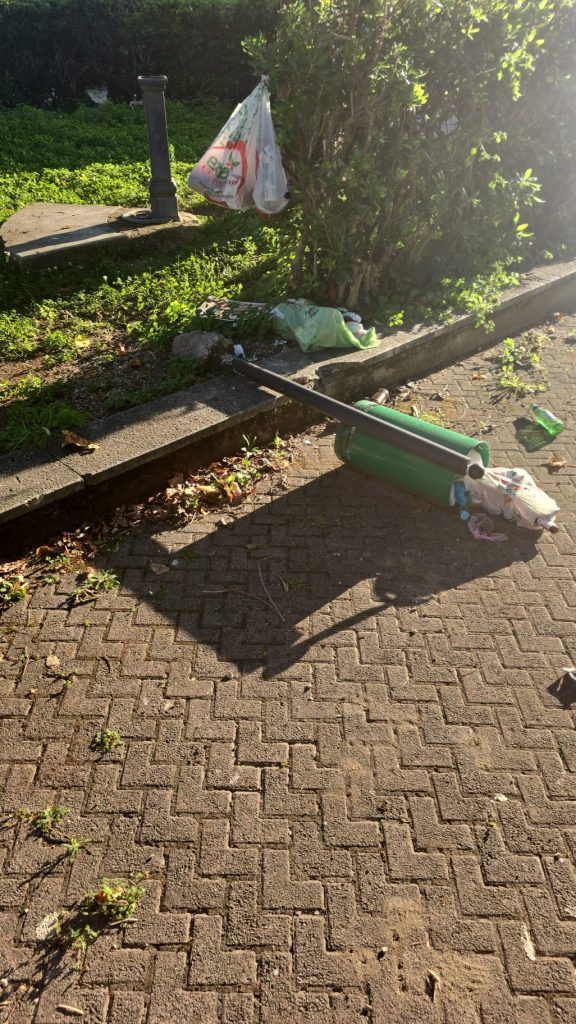 Mugnano del Cardinale: la mano vigliacca degli incivili devasta la villa comunale