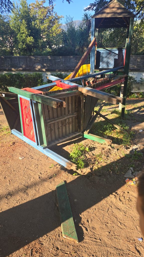 Mugnano del Cardinale: la mano vigliacca degli incivili devasta la villa comunale