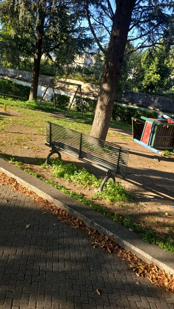 Mugnano del Cardinale: la mano vigliacca degli incivili devasta la villa comunale